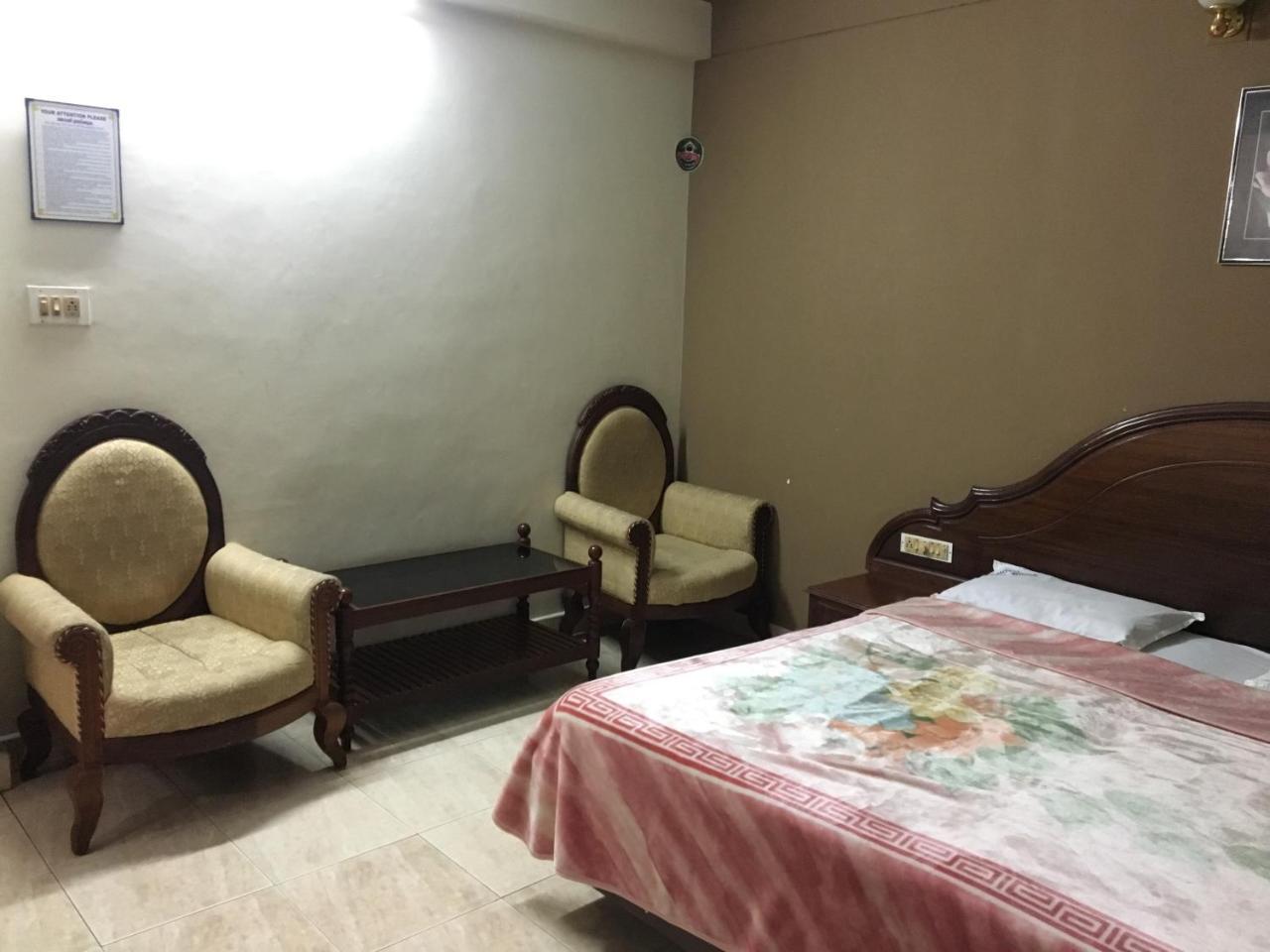 Hotel Royal Wings Недумбасери Екстериор снимка